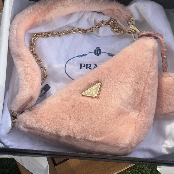 Prada triangle shearling shoulder bag mini with Crosby strap and golden chain - Picture 4 of 11